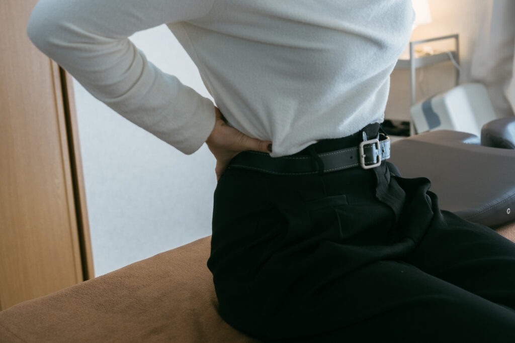 腰痛と冷え・便秘・むくみ・睡眠不足が同時に起きる理由とは