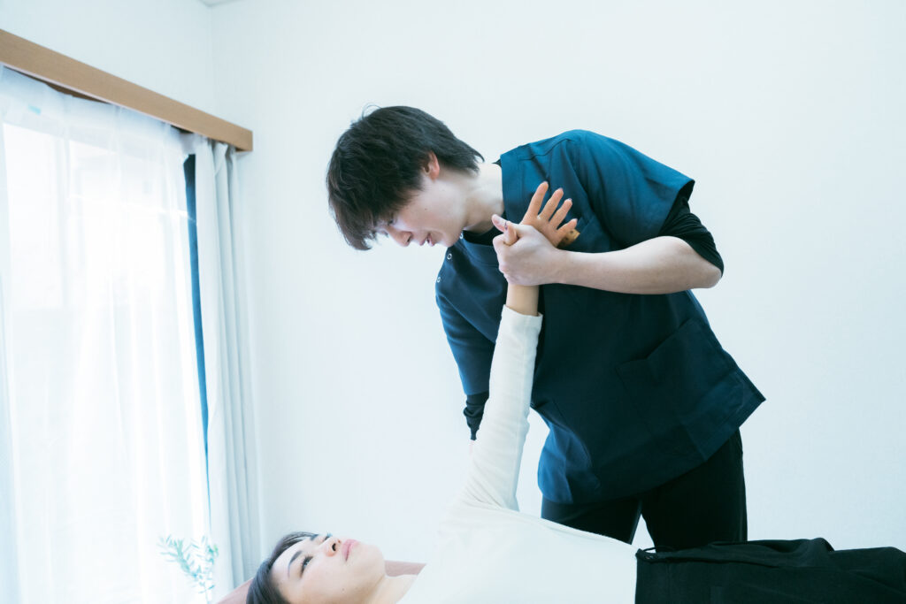 右肩の痛みは肩だけが原因とは限らない？「関連痛」の仕組みを解説｜多摩市・聖蹟桜ヶ丘の整体院